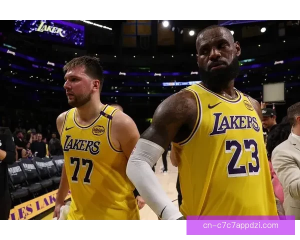 东契奇三双助湖人取胜 勒布朗锡安各显神通